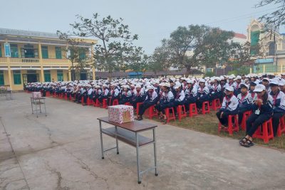 CBGVNV và học sinh trường THCS Giao An ủng hộ đồng bào miền Trung và Tây Nguyên bị lũ lụt .